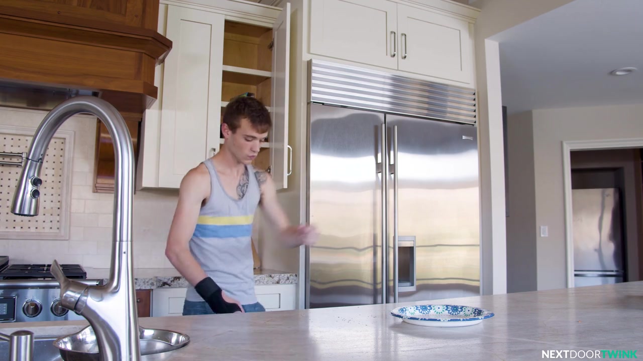 A Helping Hand - Scott Finn, Hayden Brier - GayHardFuck.com