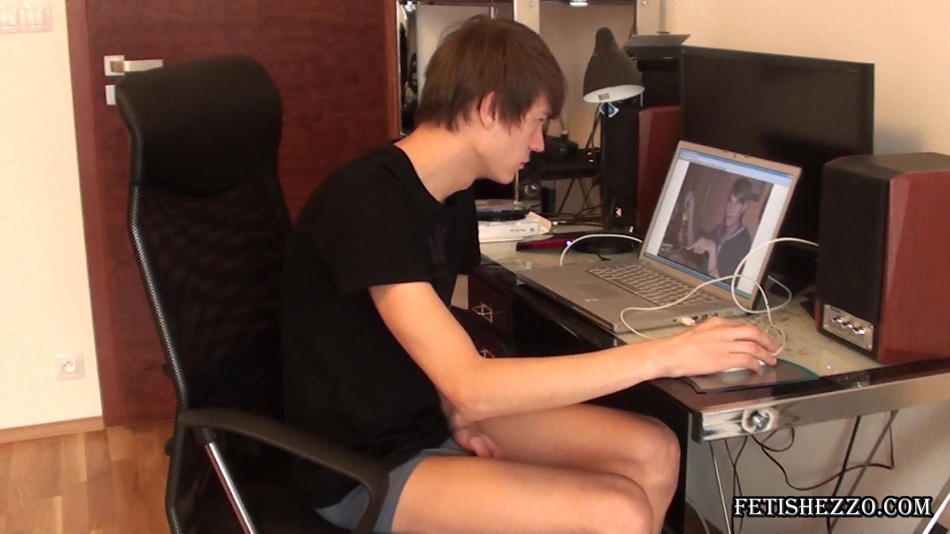 Ton's morning carrot makes a return a true fetish