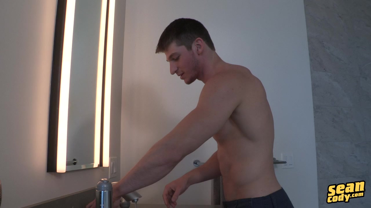Brady - Solo - GayHardFuck.com
