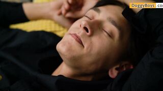 Hung boy Leo in a bareback twink surprise